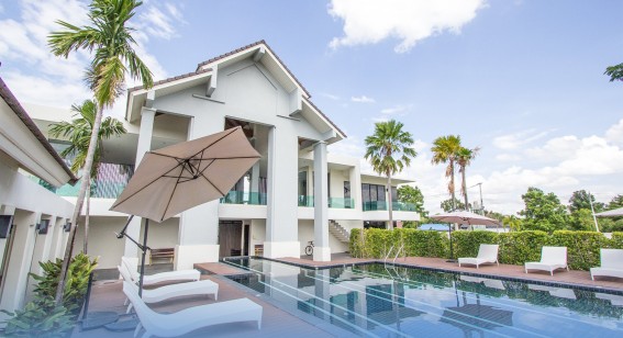 คลับเฮาส์และสระว่ายน้ำ